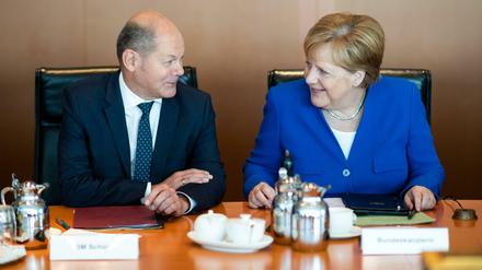 Historische Entscheidung: Das Kabinett um Kanzlerin Merkel und Finanzminister Scholz hat das Auslaufen des Solidaritätszuschlags beschlossen.