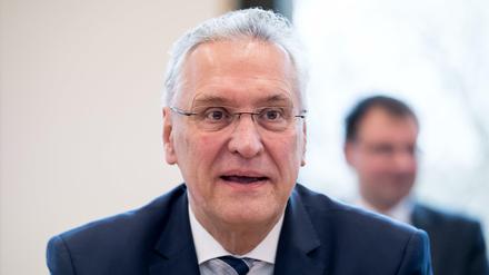 Der bayerische Innenminister Joachim Herrmann (CSU) fordert eine Neubewertung des strengen Abschiebestopps nach Syrien.