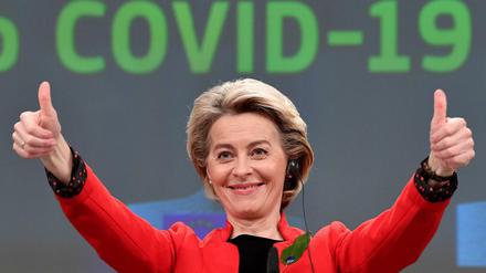 Die Coronakrise als Chance für die EU? Das ist gründlich schief gegangen. EU-Kommissionspräsidentin Ursula von der Leyen (CDU) hebt dennoch die Daumen nei einer Pressekonferenz zur Reaktion der EU auf Covid-19. 