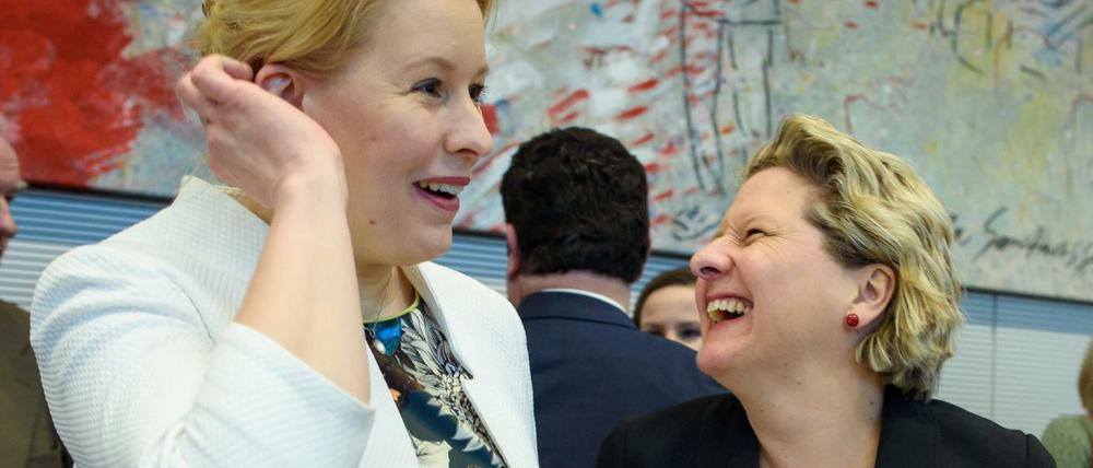 Franziska Giffey (links) mit Svenja Schulze vor Beginn einer Sitzung der SPD-Fraktion.