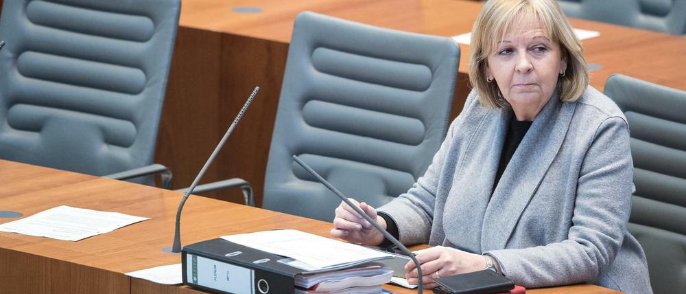 Ministerpräsidentin Hannelore Kraft (SPD) verfolgt in Düsseldorf im Landtag eine Debatte. 