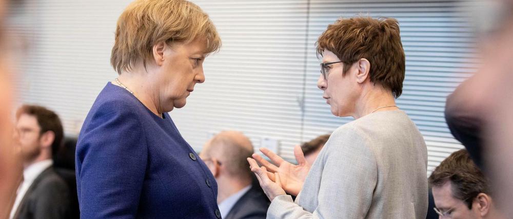 Kanzlerin Angela Merkel mit ihrer Nachfolgerin als CDU-Chefin Annegret Kramp-Karrenbauer 