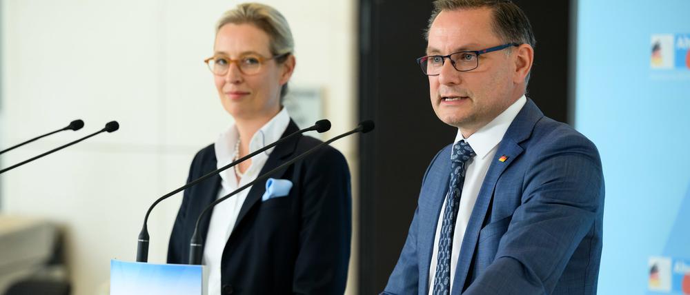 Alice Weidel (l), Vorsitzende der AfD-Bundestagsfraktion, und Tino Chrupalla, Vorsitzender der AfD-Bundestagsfraktion, äußern sich vor der Sitzung der AfD-Fraktion im Deutschen Bundestag.