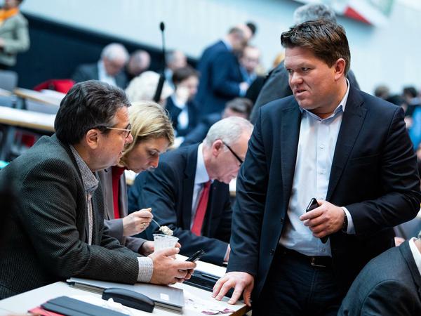 Florian Post (r, SPD) und der ehemalige Außenminister und SPD-Chef Sigmar Gabriel (SPD) unterhalten sich zu Beginn der Sitzung der SPD-Fraktion im Deutschen Bundestag.