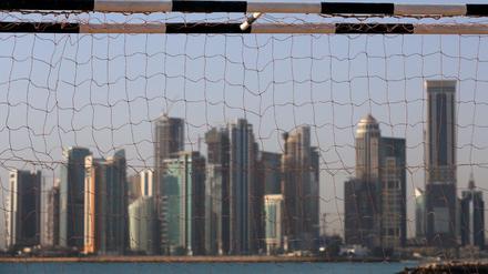 Die Skyline von Katar - gesehen durch ein Fußalltor. 