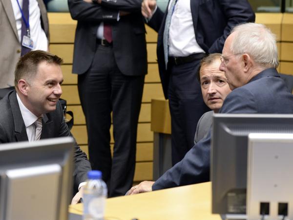Bundesfinanzminister Wolfgang Schäuble im Gespräch mit dem slowakischen Amtskollegen Peter Kazimir (links) und dem holländischen Finanzstaatssekretär Eric Wiebes bei den Griechenland-Verhandlungen der Eurozone in Brüssel.