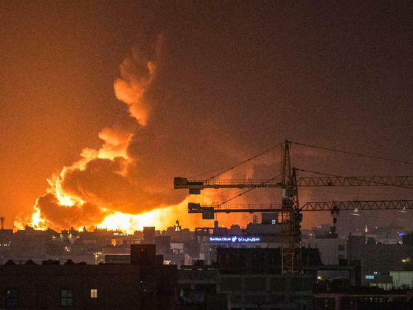 Rauch und Flammen steigen von einer Öl-Anlage in Dschiddah auf.