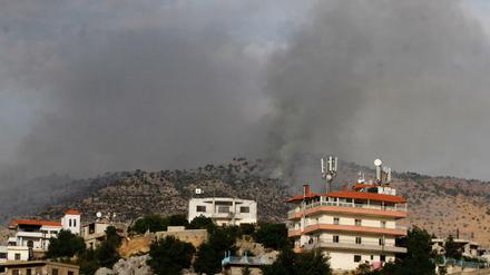 Am Montag steigt Rauch über dem südlibanesischen Kfarchouba-Dorf hoch. 