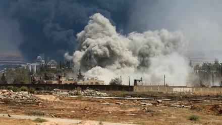 Die syrische und die russische Luftwaffe greifen immer wieder von der Opposition gehaltene Gebiete an.