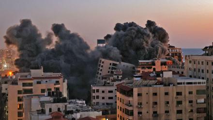Ein Hochhaus in Gaza stürzt nach einem Luftangriff Israels ein.