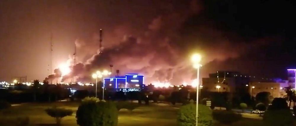 Noch immer brennen Aramco-Ölanlagen in Saudi-Arabien.