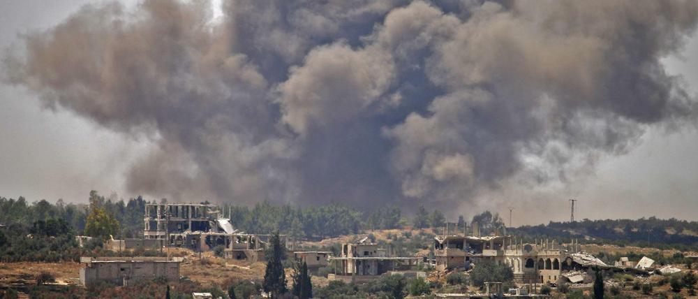 Die syrischen Truppen greifen die Region massiv aus der Luft an.