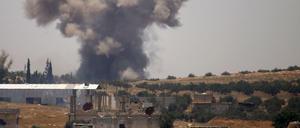 Rauch steigt am 27. Juni über Oppositionsgebieten in der Daraa-Provinz auf.