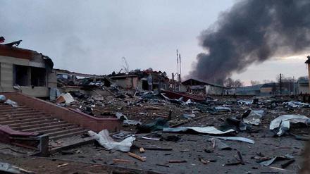 Zerstörungen nach der russischen Attacke auf die Militärbasis bei Lwiw