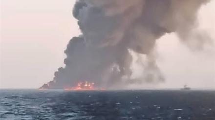 Außer Kontrolle. Am Mittwoch brach ein großes Feuer auf der „Kharg“ aus, das iranische Marineschiff sank.