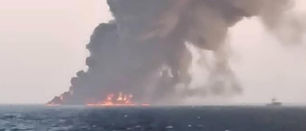Außer Kontrolle. Am Mittwoch brach ein großes Feuer auf der „Kharg“ aus, das iranische Marineschiff sank.