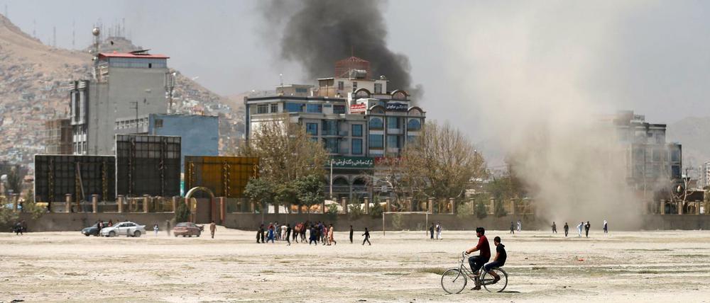 Rauchwolken hängen am Dienstag über Kabul.