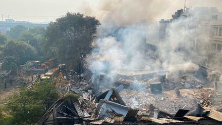 Nach einem Feuer und einer Explosion am 02. Januar 2020 stürzte diese Fabrik in Neu-Delhi ein. 