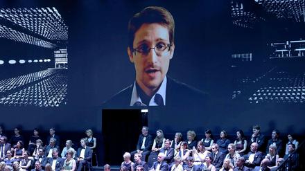 Allgegenwärtig: Edward Snowden bei einer Liveschaltung während der Verleihung des Henri-Nannen-Preises für Journalisten in Hamburg.