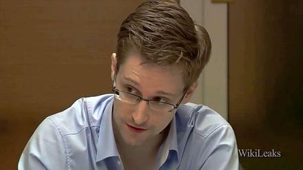 24.12.2013: Ein halbes Jahr nachdem Edward Snowden mit seinen Enthüllungen in die Öffentlichkeit traf, gibt er der Washington Post ein Interview. Darin spricht er über seine Motive und kündigt an, weiterhin für die NSA zu arbeiten.