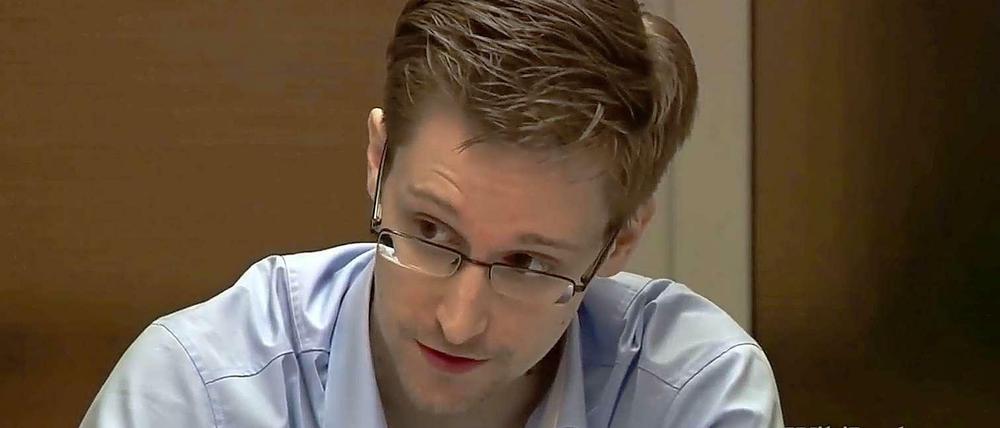 24.12.2013: Ein halbes Jahr nachdem Edward Snowden mit seinen Enthüllungen in die Öffentlichkeit traf, gibt er der Washington Post ein Interview. Darin spricht er über seine Motive und kündigt an, weiterhin für die NSA zu arbeiten.