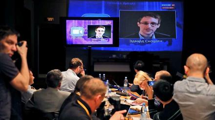 Fernsehstunde mit Whistleblower: Edward Snowden, der den NSA-Skandal mit seinen Enthüllungen öffentlich machte, bei seiner Befragung von Russlands Präsident Wladimir Putin.