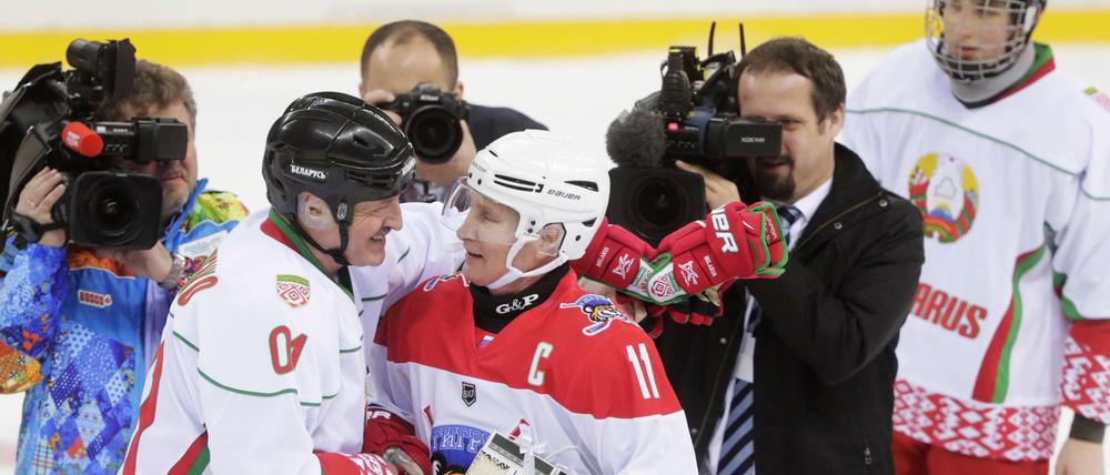 Nicht nur Eishockey verbindet Lukaschenka (links) und Putin.