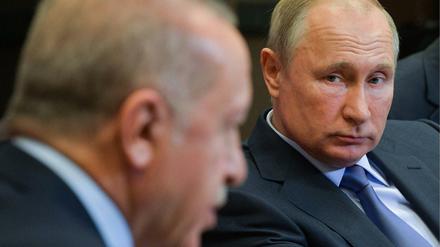 Russlands Präsident Putin (r.) soll sich bei seinem türkischen Amtskollegen Erdogan beschwert haben.