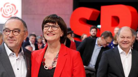 Norbert Walter-Borjans (l.) und Saskia Esken (M.) auf dem SPD-Parteitag, etwas abseits Olaf Scholz (r.).