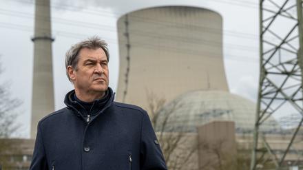 13.04.2023, Bayern, Essenbach: Markus Söder (CSU), Ministerpräsident von Bayern, nimmt nach seinem Besuch des Kernkraftwerks Isar 2 an einer Pressekonferenz vor der Anlage teil. Foto: Peter Kneffel/dpa +++ dpa-Bildfunk +++