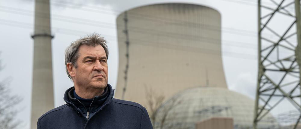 13.04.2023, Bayern, Essenbach: Markus Söder (CSU), Ministerpräsident von Bayern, nimmt nach seinem Besuch des Kernkraftwerks Isar 2 an einer Pressekonferenz vor der Anlage teil. Foto: Peter Kneffel/dpa +++ dpa-Bildfunk +++