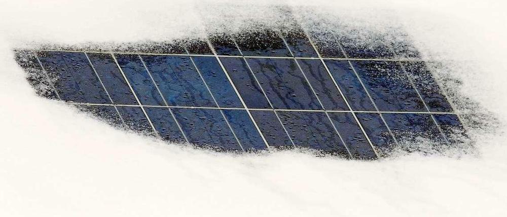 Schnee verdirbt den Solargenossen das Geschäft. Wenn Schnee auf den Solarmodulen liegt, wird kaum Strom produziert. Da hilft nur eines: Die Module müssen vom Schnee befreit werden. 