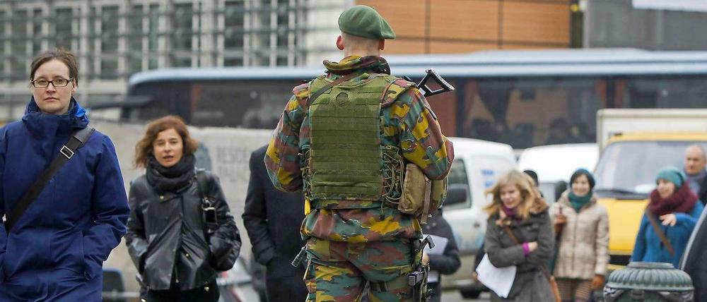 Wegen Terrorgefahr werden in Belgien Soldaten eingesetzt, die bestimmte Ort bewachen. Das Beispiel könnte auch in Deutschland Schule machen.