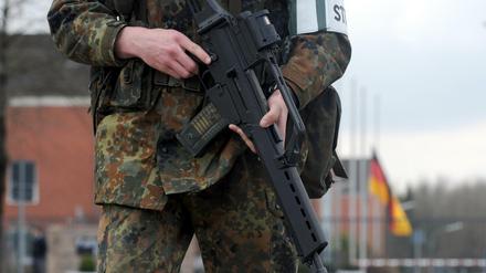 Bundeswehr zur Terrorismusbekämpfung im Innern? Der Druck auf die Politik, eine entsprechende Gesetzesänderung auf den Weg zu bringen, wird immer größer. 