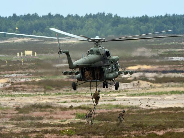 Nato-Soldaten seilen sich bei einer Übung der schnellen Eingreiftruppe aus einem Hubscharuber ab (Symbolbild).