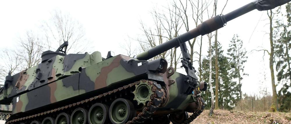 Bundeswehrsoldaten verladen eine US-Panzer