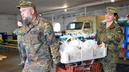 Bundeswehrsoldaten versorgen Fernfahrer, die in Staus an der deutsch-polnischen Grenze ausharren. 