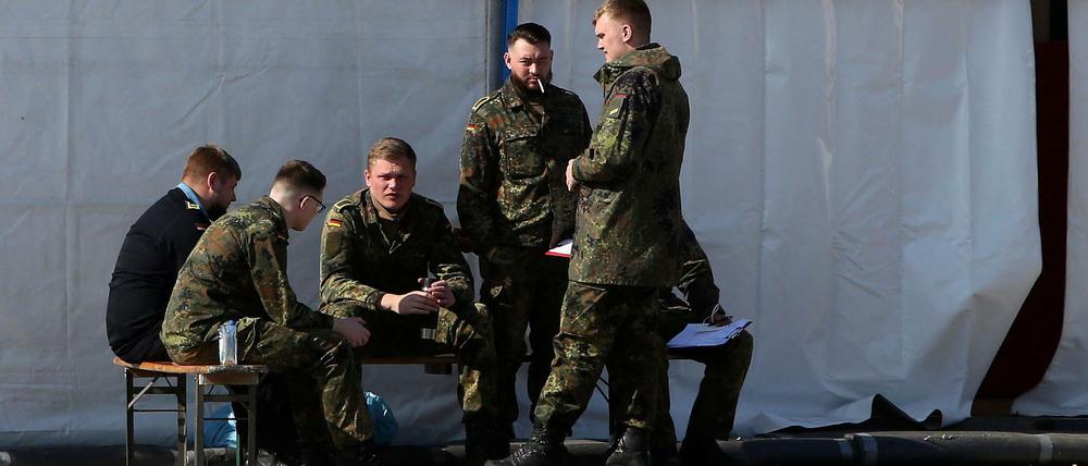 Soldaten der Bundeswehr, die im ehemaligen Flughafen Tegel in Berlin bei der Betreuung von Geflüchteten aus der Ukraine helfen, machen eine Pause. 
