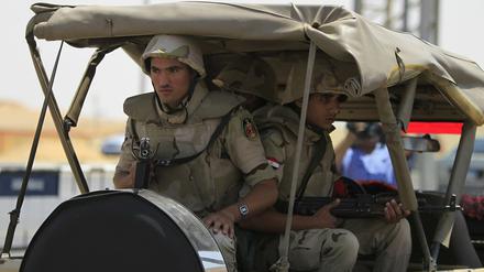 Ägyptische Sicherheitskräfte sind auf dem Sinai von militanten Kämpfern angegriffen worden.