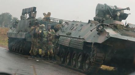 Aufmarschiert: Soldaten mit Panzern am Rand der Hauptstadt Harare.