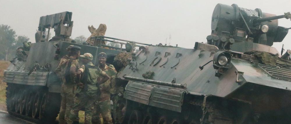 Aufmarschiert: Soldaten mit Panzern am Rand der Hauptstadt Harare.