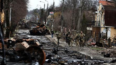 Ukrainische Soldaten an einer Straße in Butscha