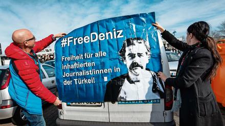 Auto-Korso-Teilnehmer in Flörsheim (Hessen), der Heimatstadt des inhaftierten "Welt"-Journalisten Deniz Yücel.