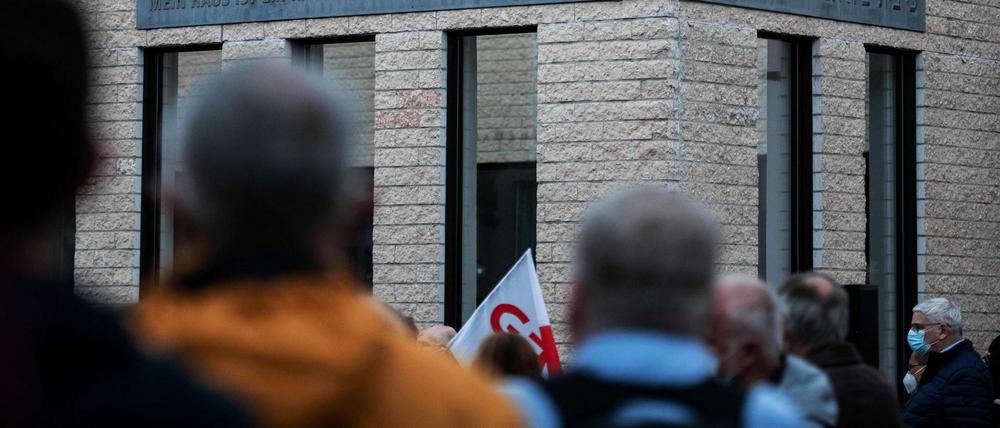 Nach den Ausschreitungen findet vor der Synagoge in Gelsenkirchen eine Kundgebung gegen Antisemitismus statt.