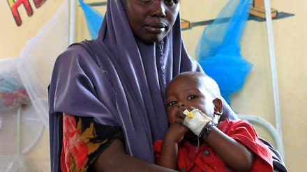 Gemeinsam mit ihrem unterernährten Kind ist sie geflohen: Diese Somalierin hat das Flüchtlingslager in Dadaab erreicht.