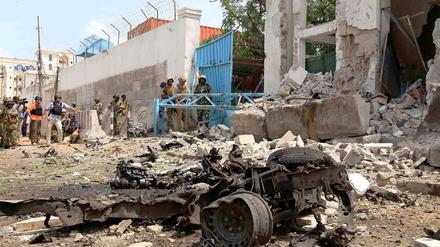 Anschlag auf ein UN-Gebäude in der somalischen Hauptstadt Mogadischu: Mindestens 15 Menschen kamen ums Leben, darunter vier ausländische Mitarbeiter des UN-Entwicklungsprogramms (UNDP) und vier somalische Sicherheitskräfte. Auch mehrere Attentäter kamen ums Leben.