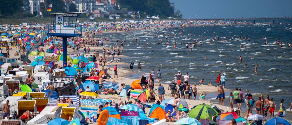 Mecklenburg-Vorpommern, Heringsdorf: Sonnenhungrige Urlauber und Tagestouristen kommen in Massen an den Strand des Ostseebades.
