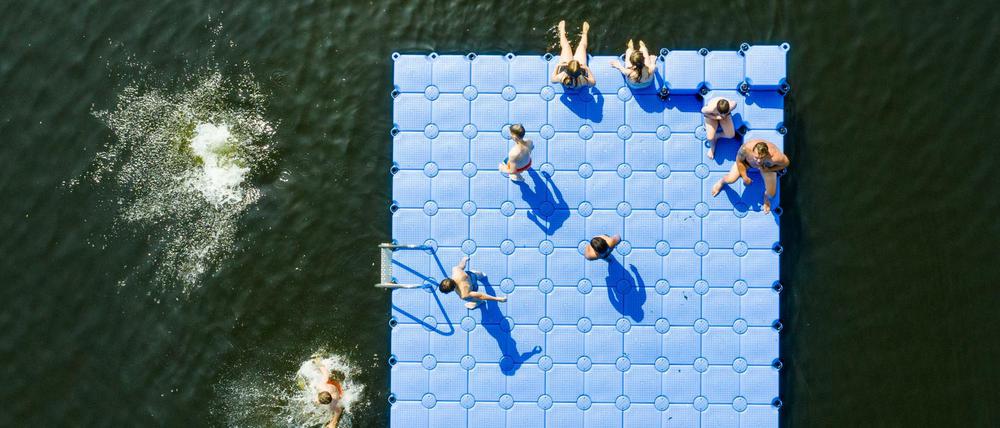 Badegäste auf einer Badeinsel in einem See in Hannover