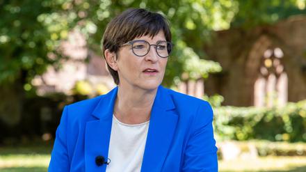 Die SPD-Vorsitzende Saskia Esken bei der Aufzeichnung vom Sommerinterview der Sendung "Berlin direkt" im Kloster Hirsau. 