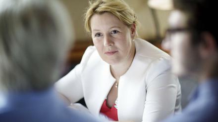 Zuhören ist ihre Stärke: Familienministerin Franziska Giffey (SPD) bei einer Gesprächsrunde im Restaurant "Aktivist" in Eisenhüttenstadt.